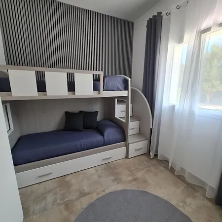 Elsa Villa *